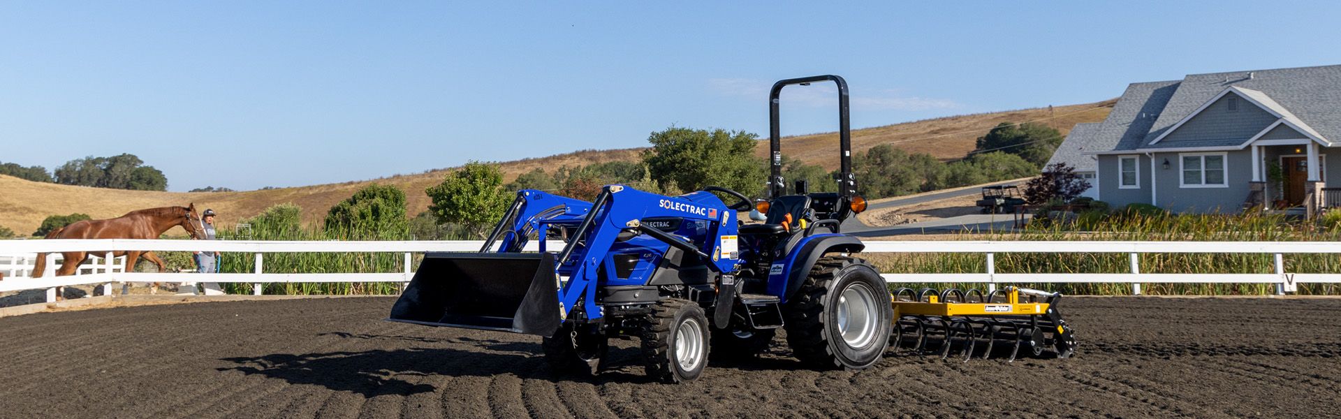 Solectrac-e25-electric-tractor-horse arena-1920x600
